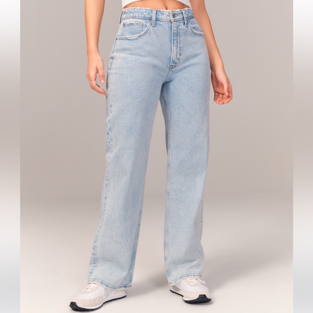 NEW ❗️ Abercrombie & Fitch 90’s relaxed jeans. Size 25 short.